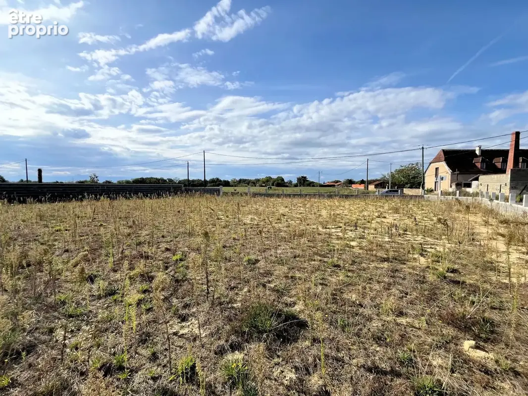 Terrain constructible de 1000m² clôturé - photo 2