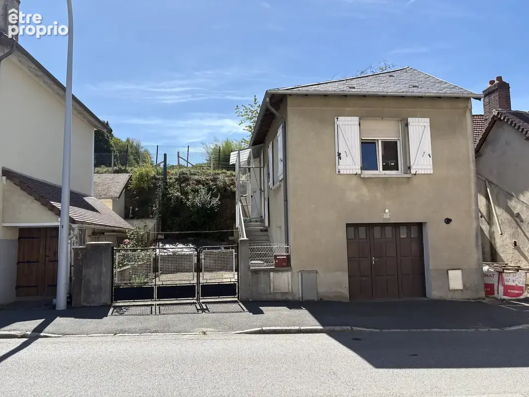 Saint-Yrieix-la-Perche : Maison de ville rénovée 2 pièces avec garage et jardin clos - photo 2