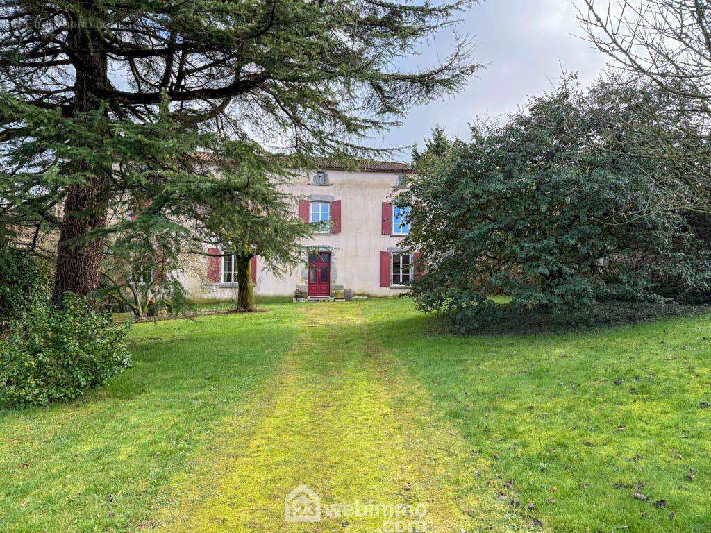 La maison d'habitation principale de 266 m² environ propose : - Maison à LA CHATAIGNERAIE