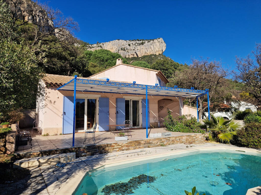 Maison à LE REVEST-LES-EAUX