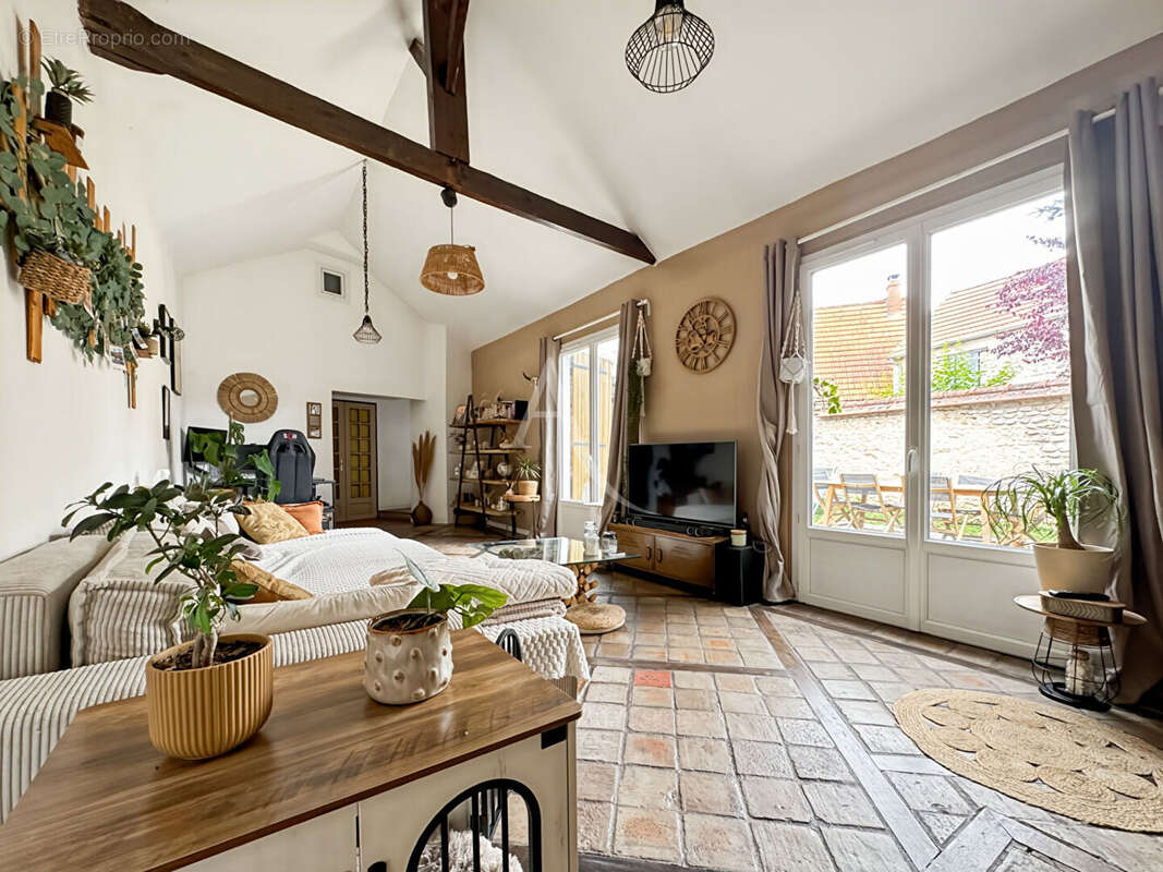 Maison en pierre renovée avec cave et jardin clos - photo 3