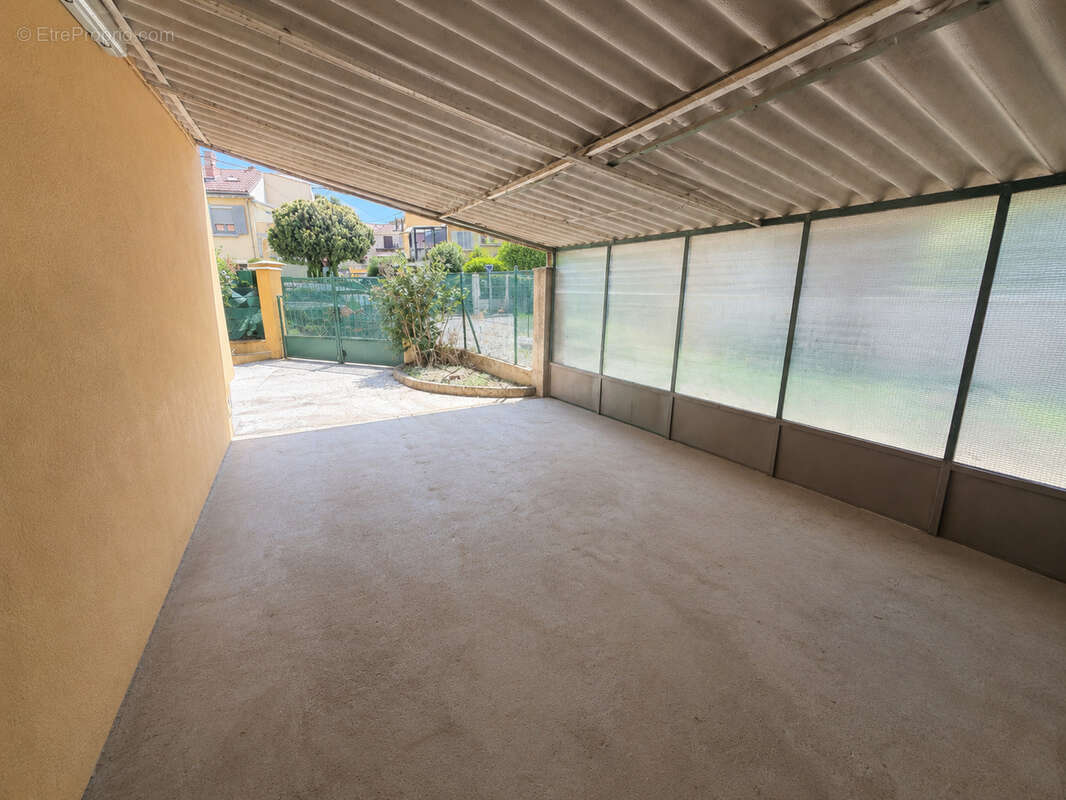 A vendre - Appartement de type 3 en rez-de-jardin (bas de villa) - La Seyne sur mer 83500 - photo 8