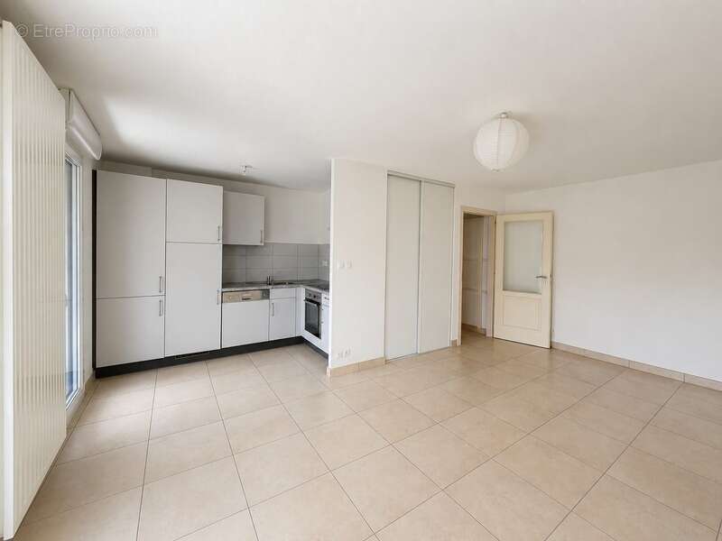 ROSENAU – Très bel appartement 2 pièces de 43 m² avec terrasse de 10 m², cave et 2 places de parking privatives – À proximité im - photo 5