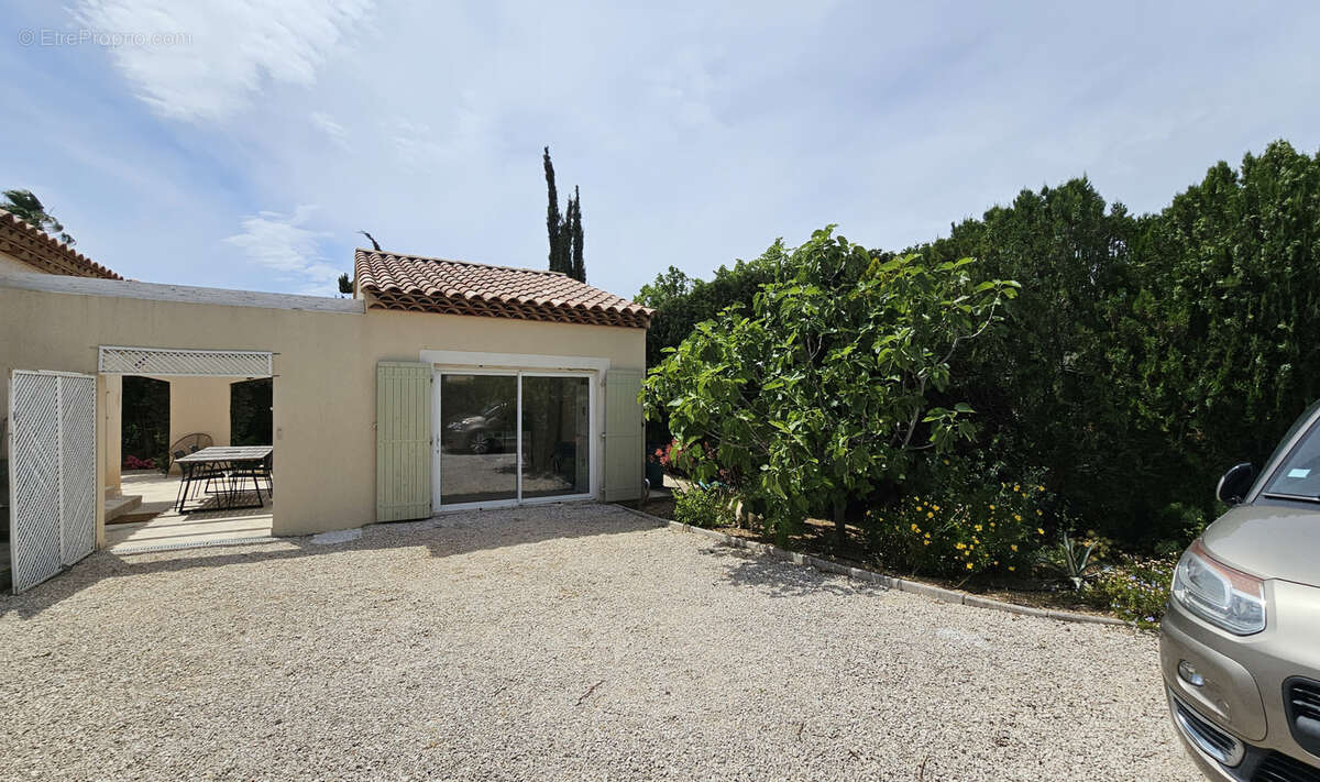 Maison à SAINT-CYR-SUR-MER