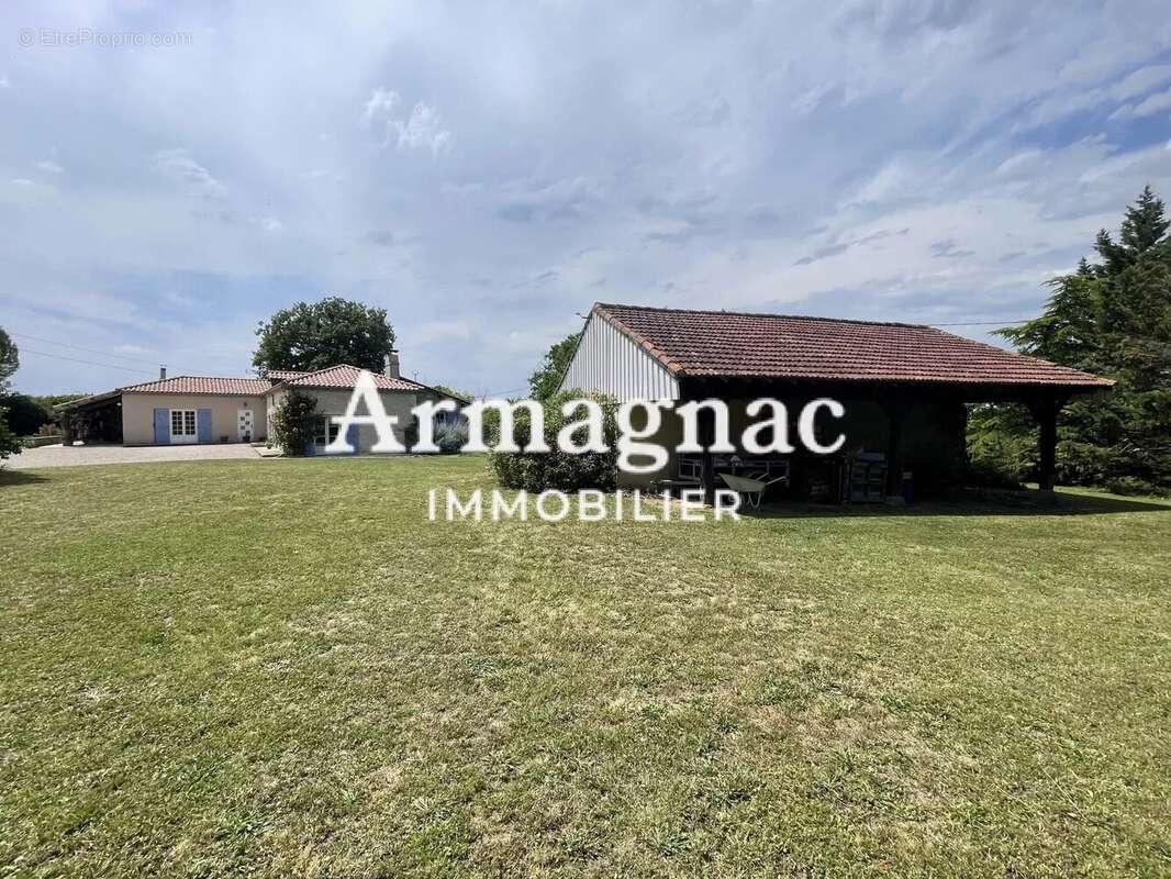 Maison à VIC-FEZENSAC