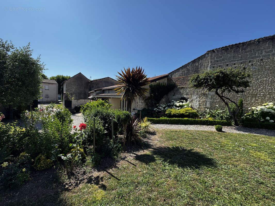 Maison à BARBEZIEUX-SAINT-HILAIRE
