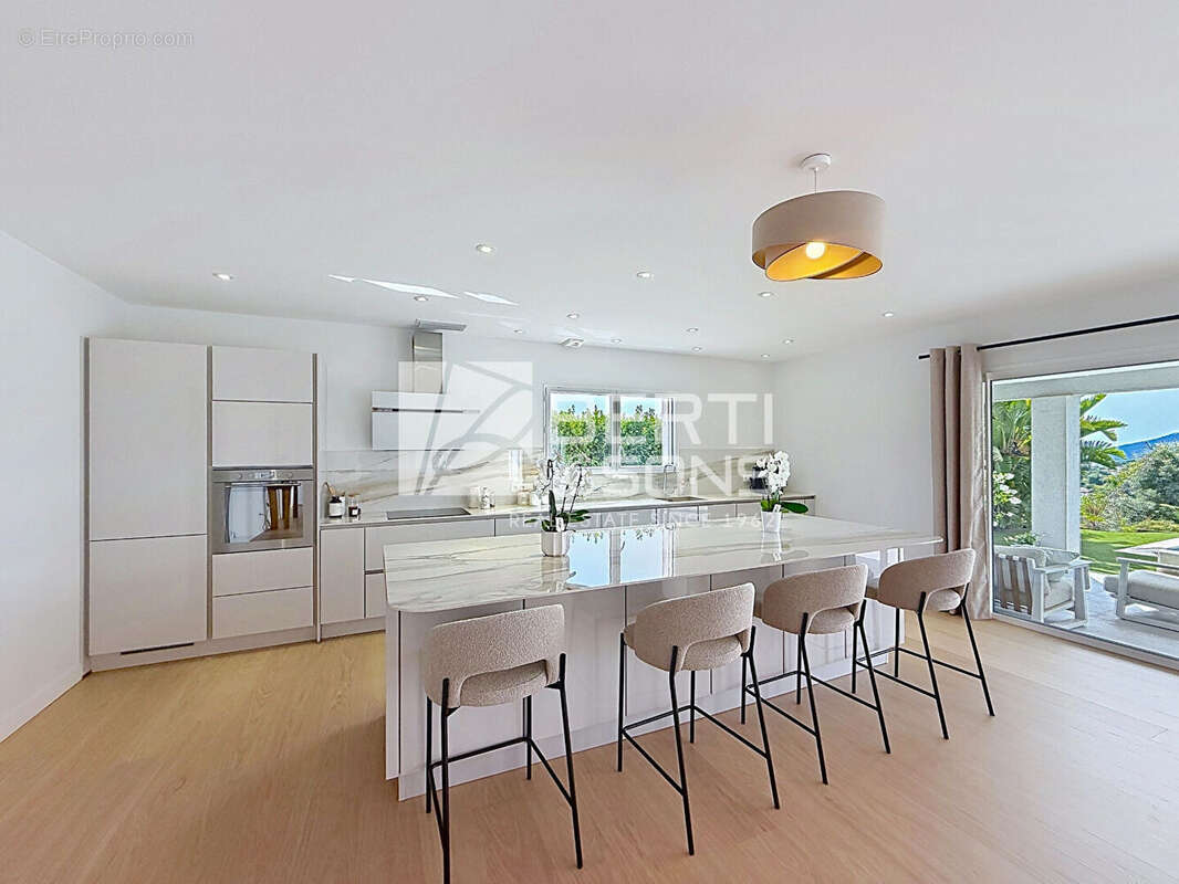 A 15 min de mandelieu - villa renovee 7 pieces avec 4/5 chambres  - piscine a debordement - vue feerique ! - photo 6