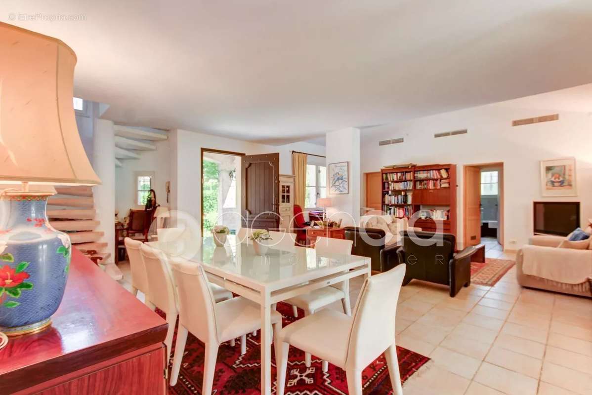 Maison à ROQUEFORT-LES-PINS