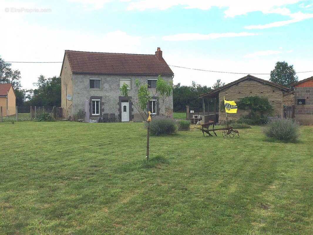 Maison à SAINT-CLEMENT-DE-REGNAT