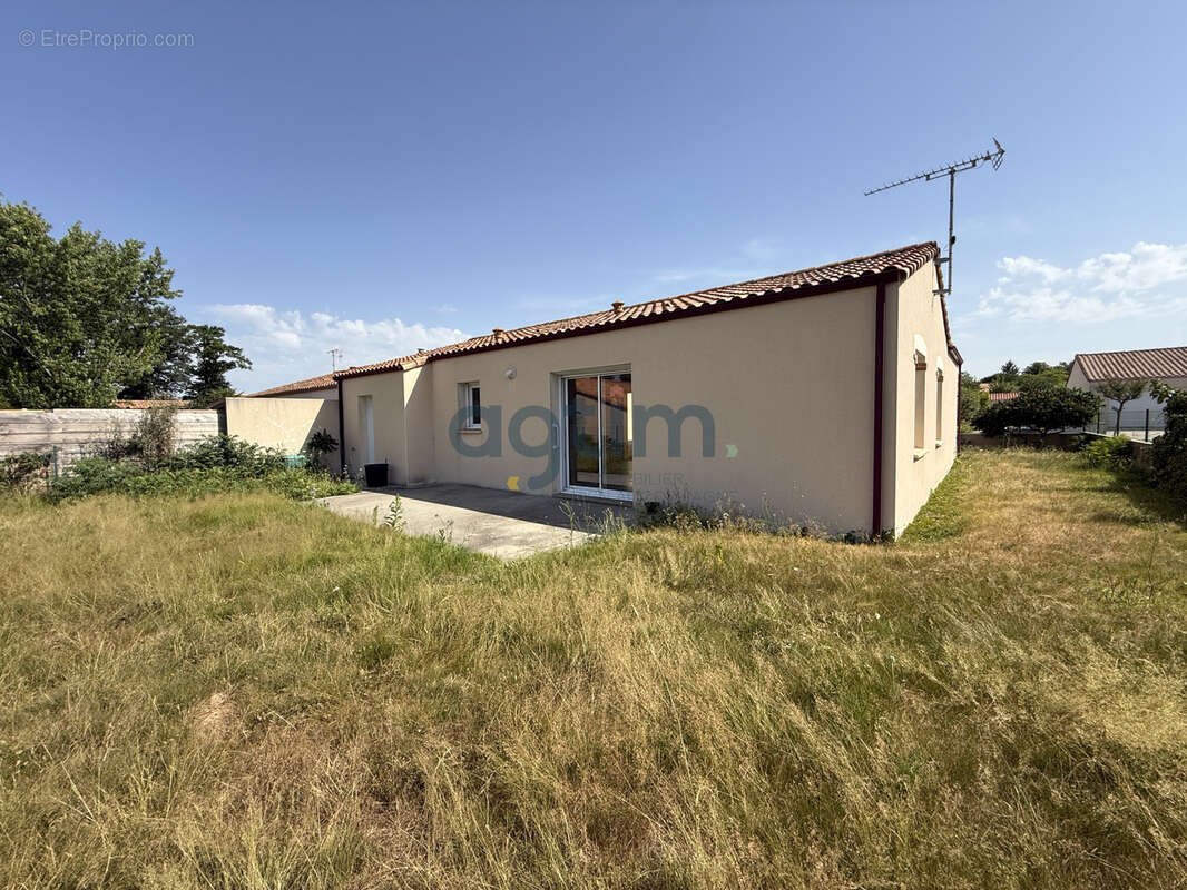 Les-Landes-Génusson, plain pied, en lotissement, 3 chambres, terrain, garage - photo 3