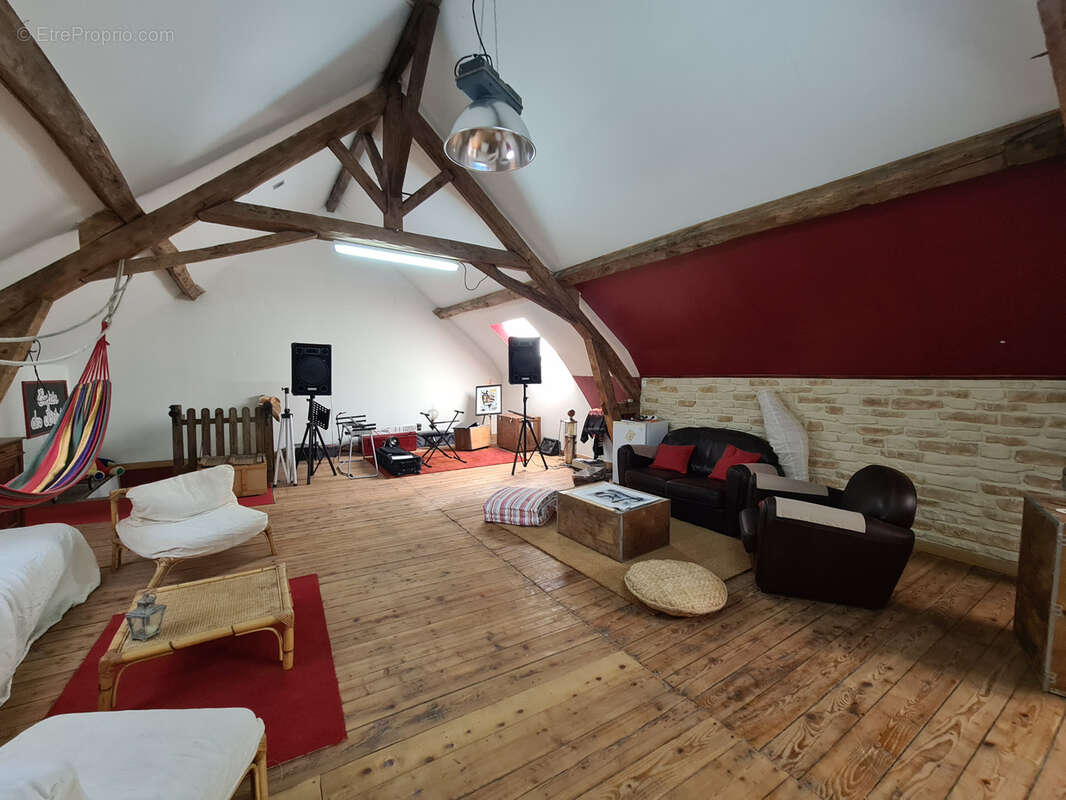 VASTE MAISON rénovée avec terrains et dépendances - photo 12