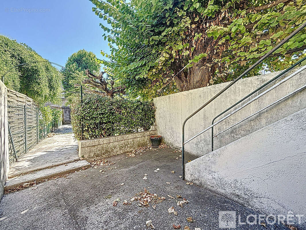 ORANGE CENTRE - Maison avec sous-sol, jardin arboré et garage. - photo 11