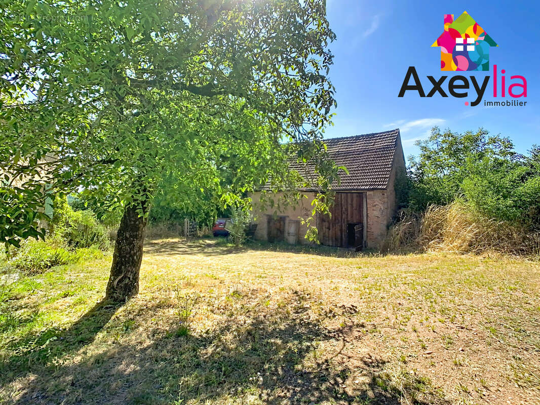 A vendre- proche lapalisse-  maison avec dépendances sur terrain de plus de 2 ha - photo 12