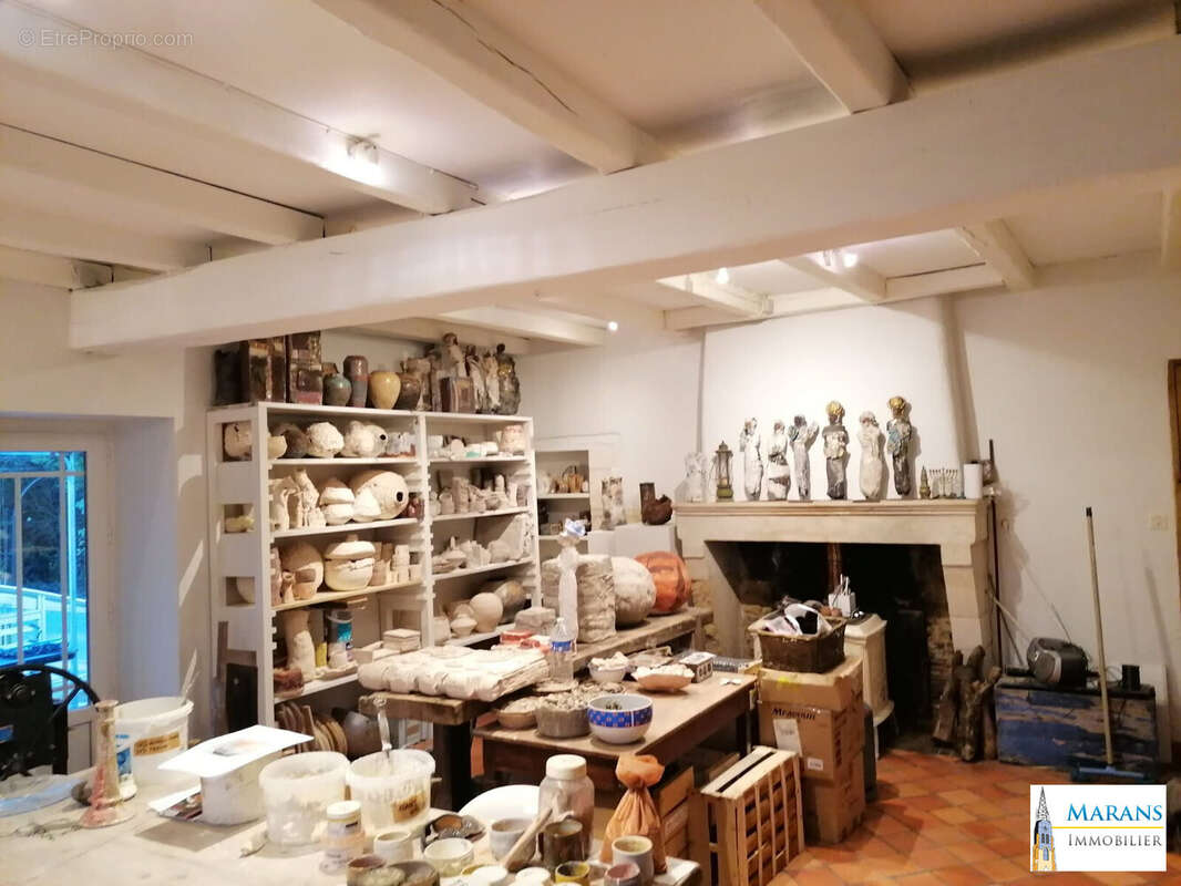 Atelier avec cheminée rdc 33m² accès terrasse et piscine - Maison à CHAILLE-LES-MARAIS