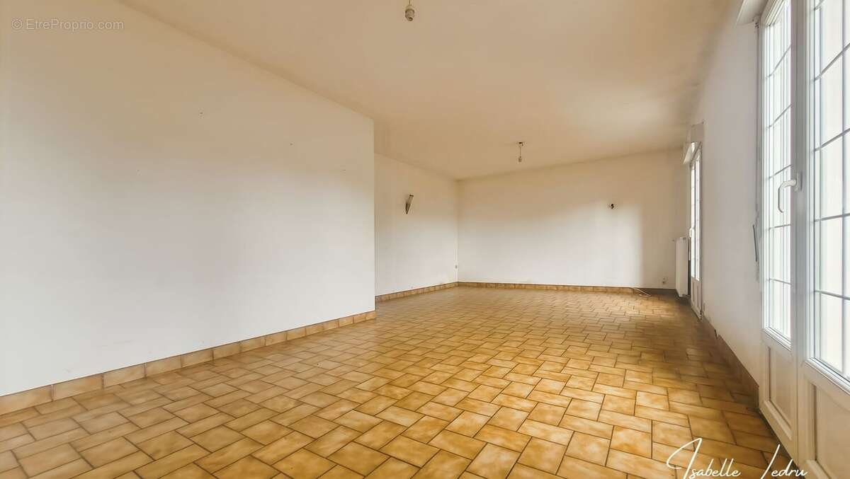 Maison à SAINT-JULIEN-DE-VOUVANTES