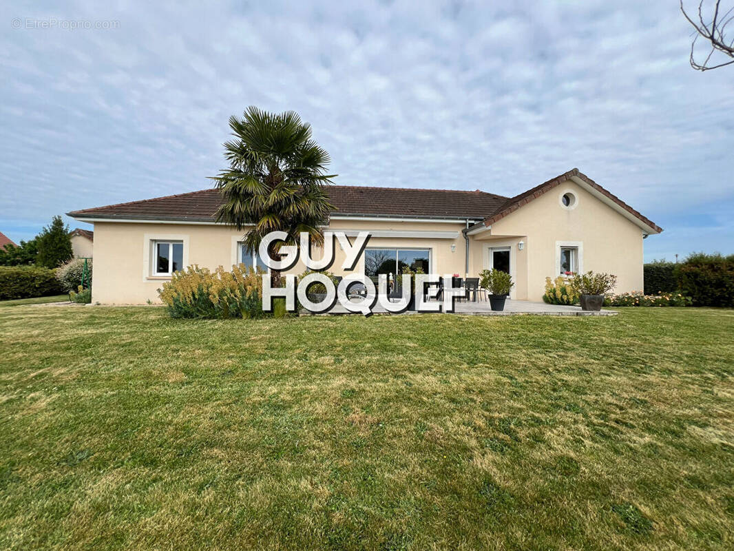 Maison à SAINT-LEGER-LES-PARAY