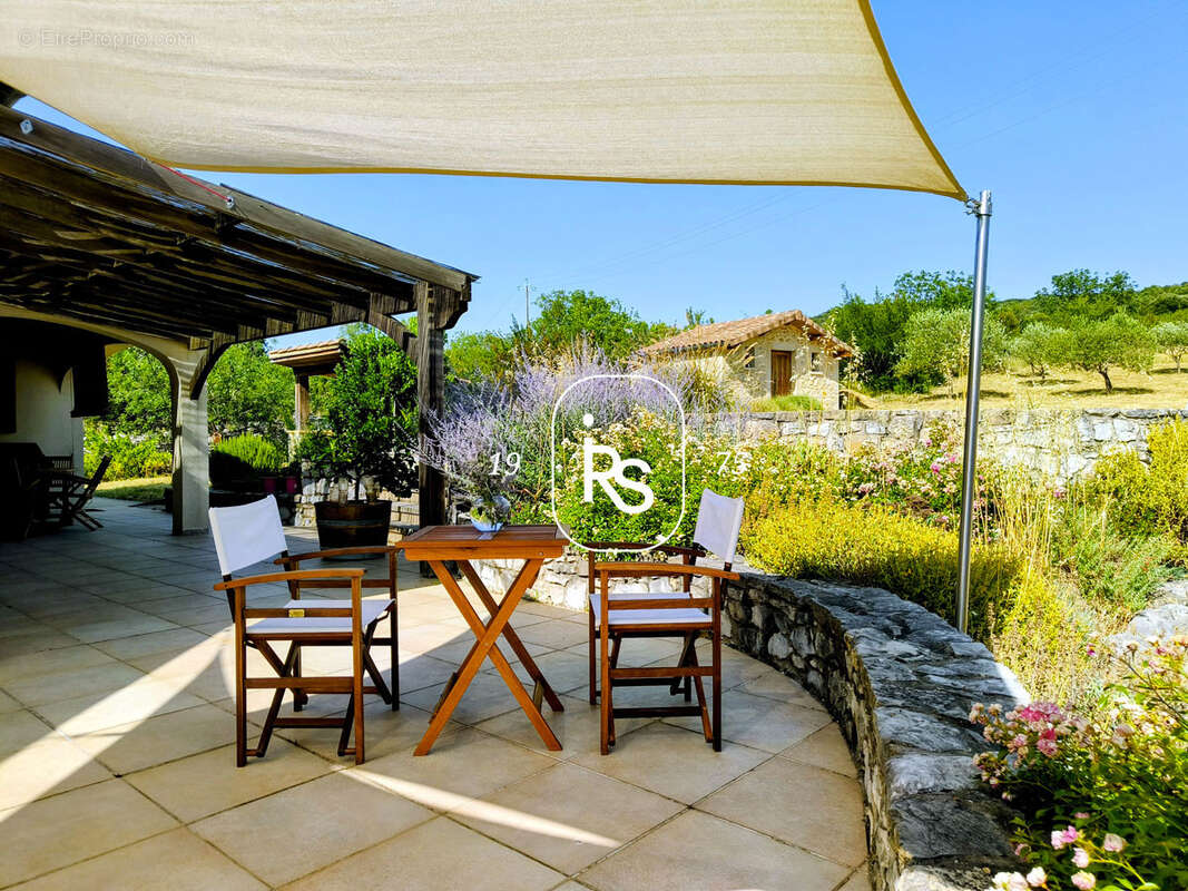 Une villa de caractère de 124 m2 avec piscine, garage et dépendances sur 4300 m2 de terrain avec oliviers. - photo 5