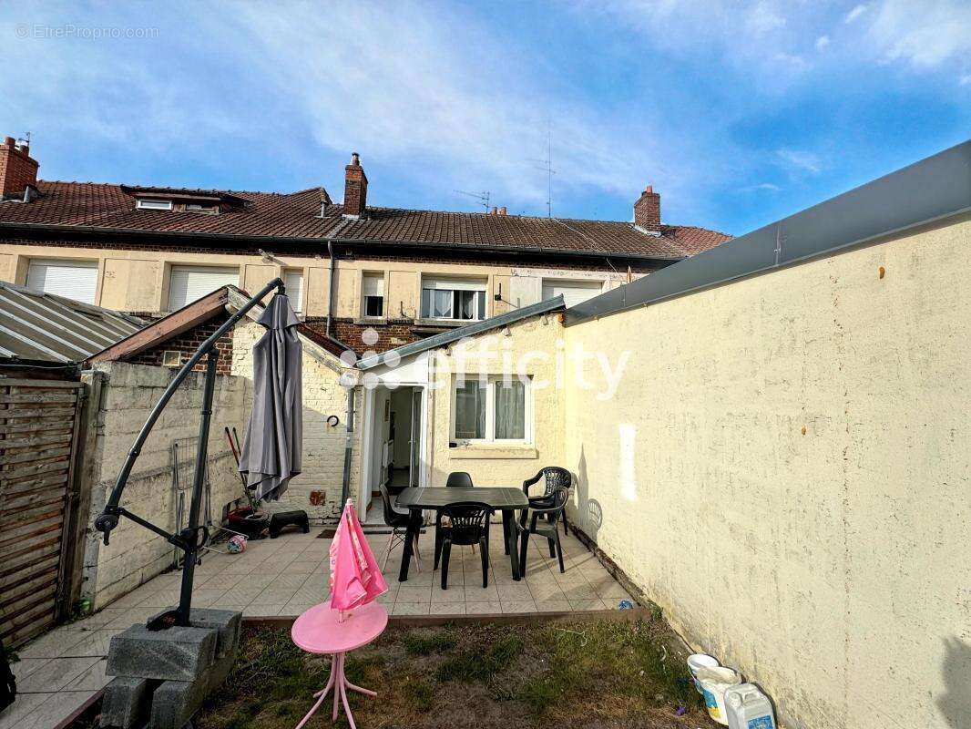 Maison à QUIEVRECHAIN