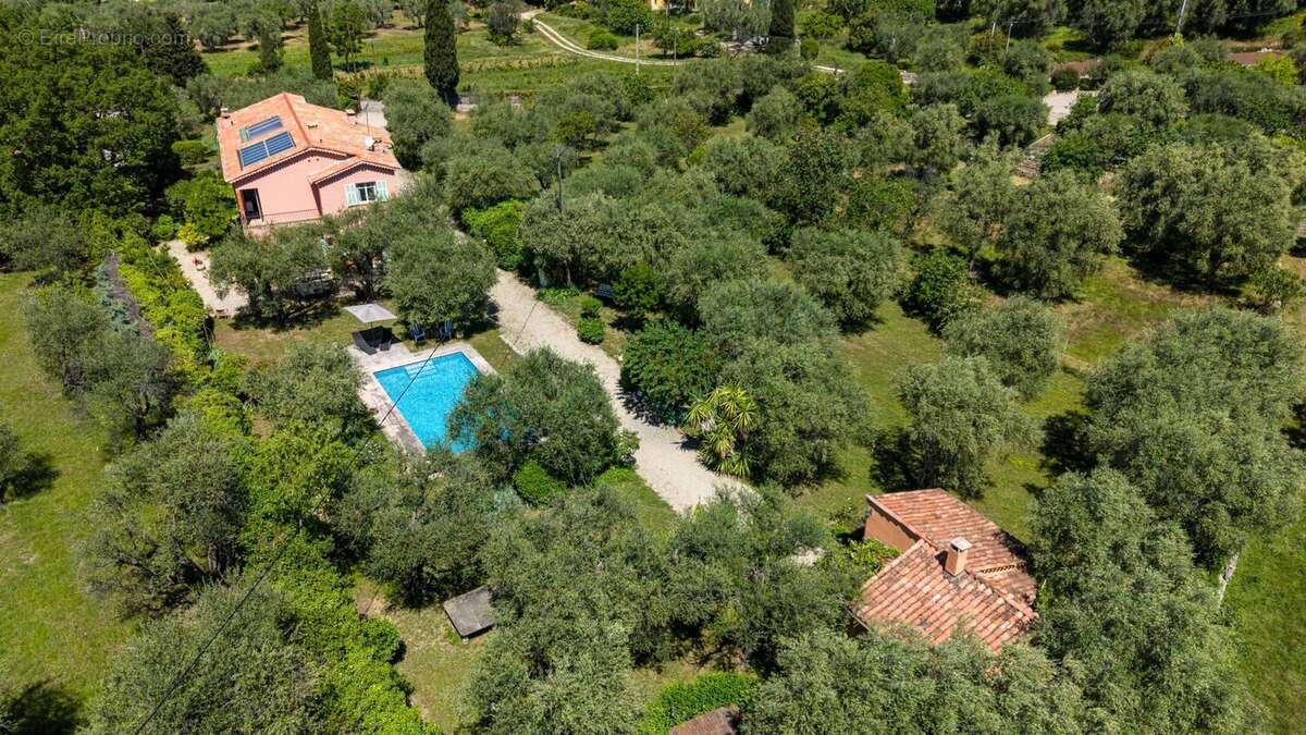 Maison à CHATEAUNEUF-GRASSE