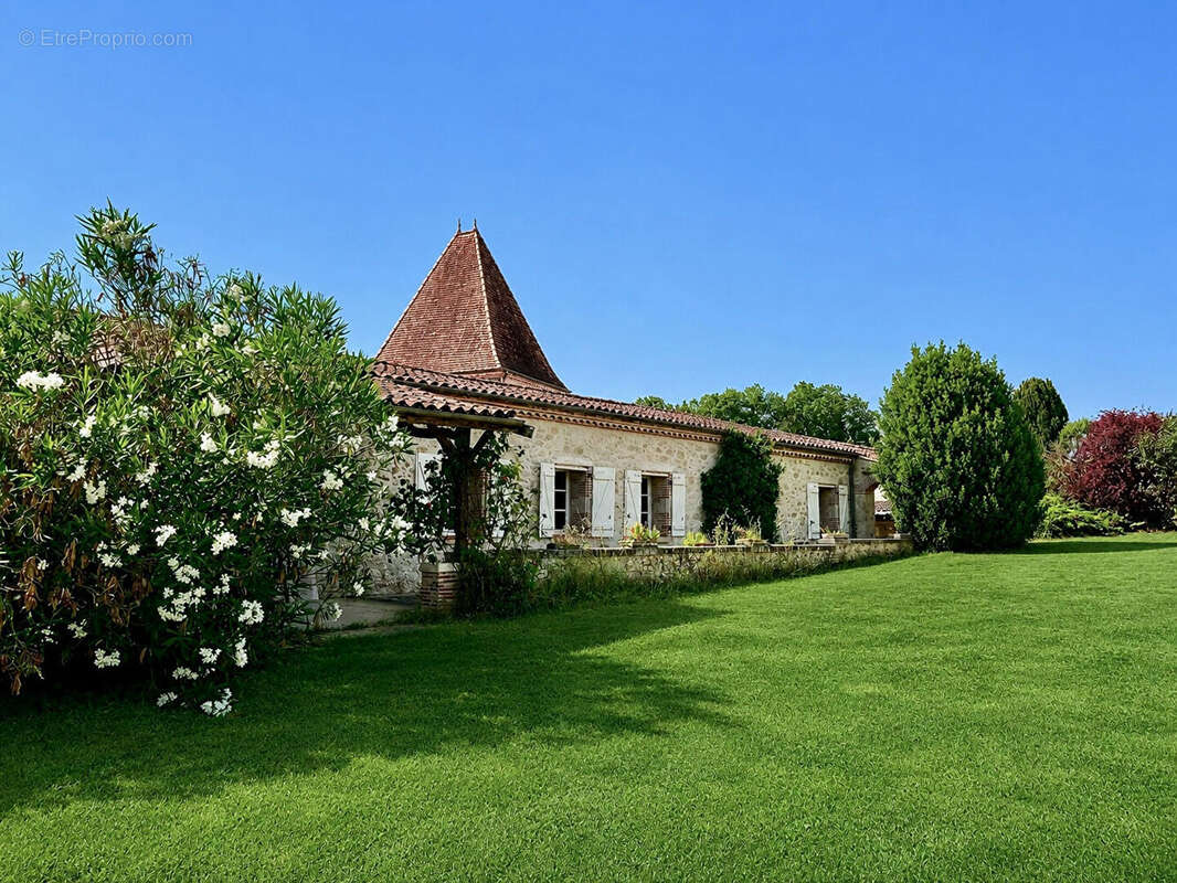 Au Lédat, dans un environnement campagne à seulement quelques minutes des commodités, découvrez cet ensemble immobilier composé  - photo 15