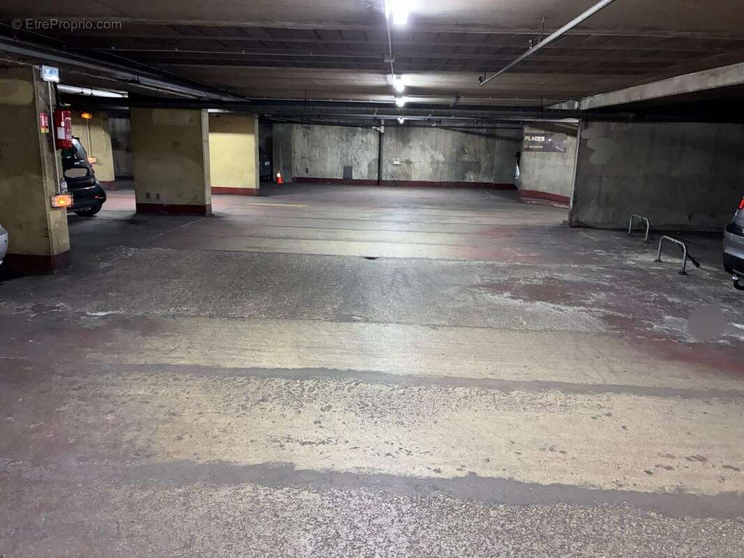 Parking à PARIS-9E