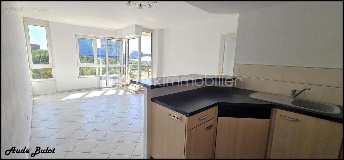 Lille – Quartier Euralille / Parc Matisse – Appartement T3 de 61 m² avec balcon, parking et vue dégagée - photo 2