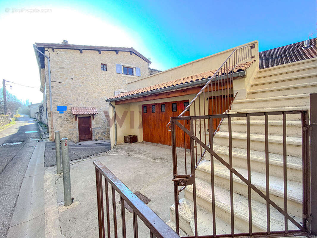 Maison à COMBOVIN