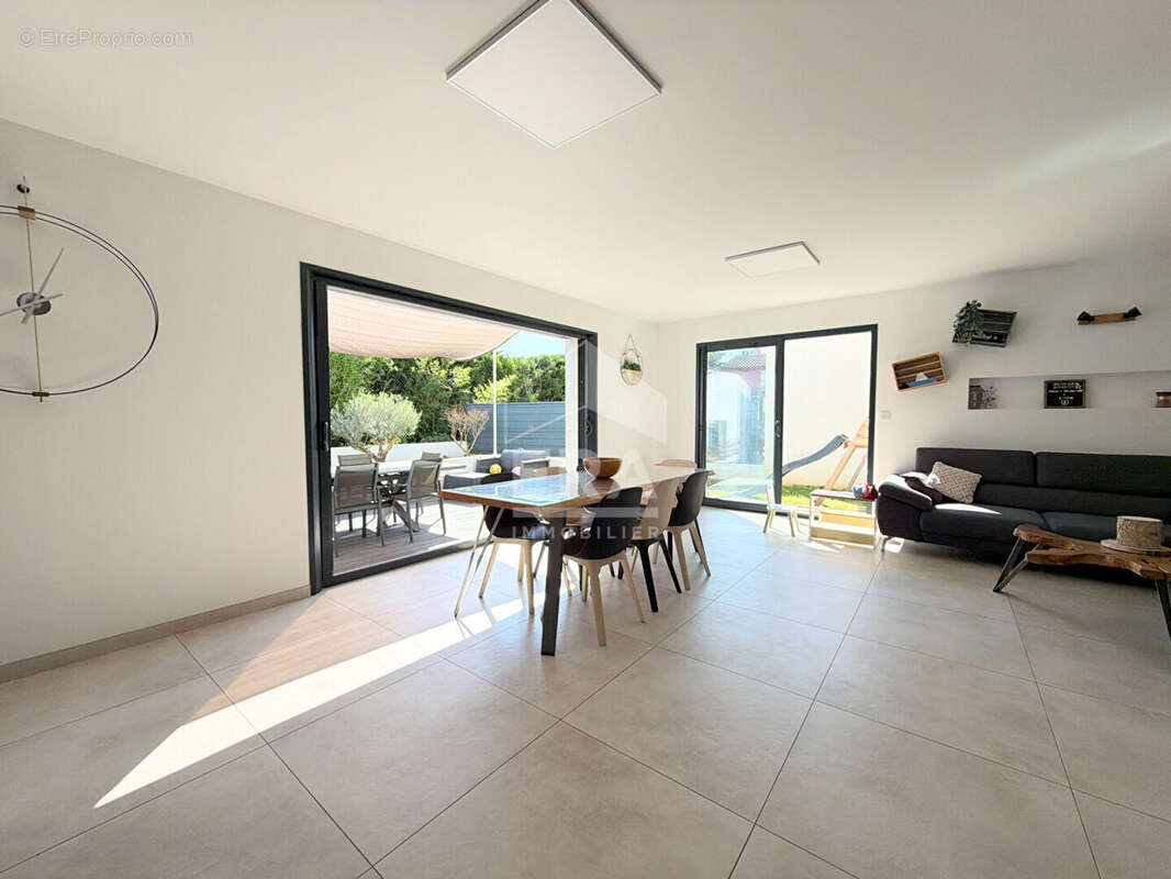 Maison à LE PUY-SAINTE-REPARADE