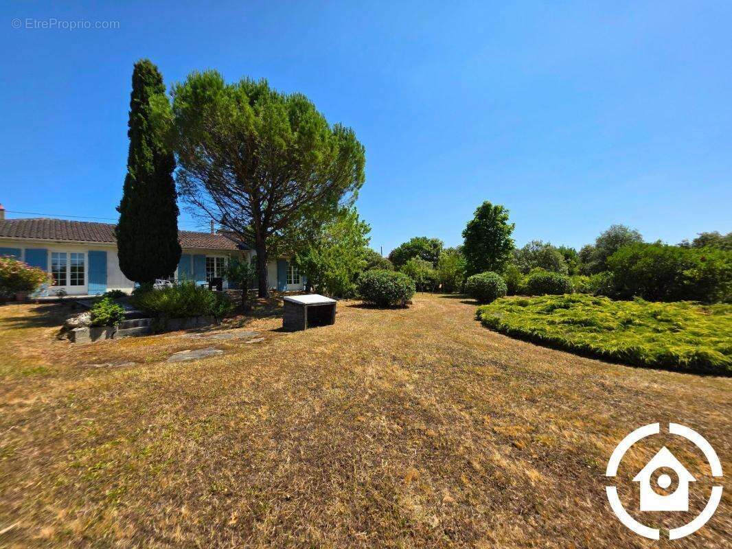 Maison à GENSAC-LA-PALLUE