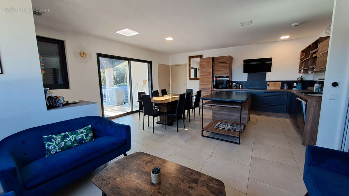 Maison à SAINTE-CECILE-LES-VIGNES