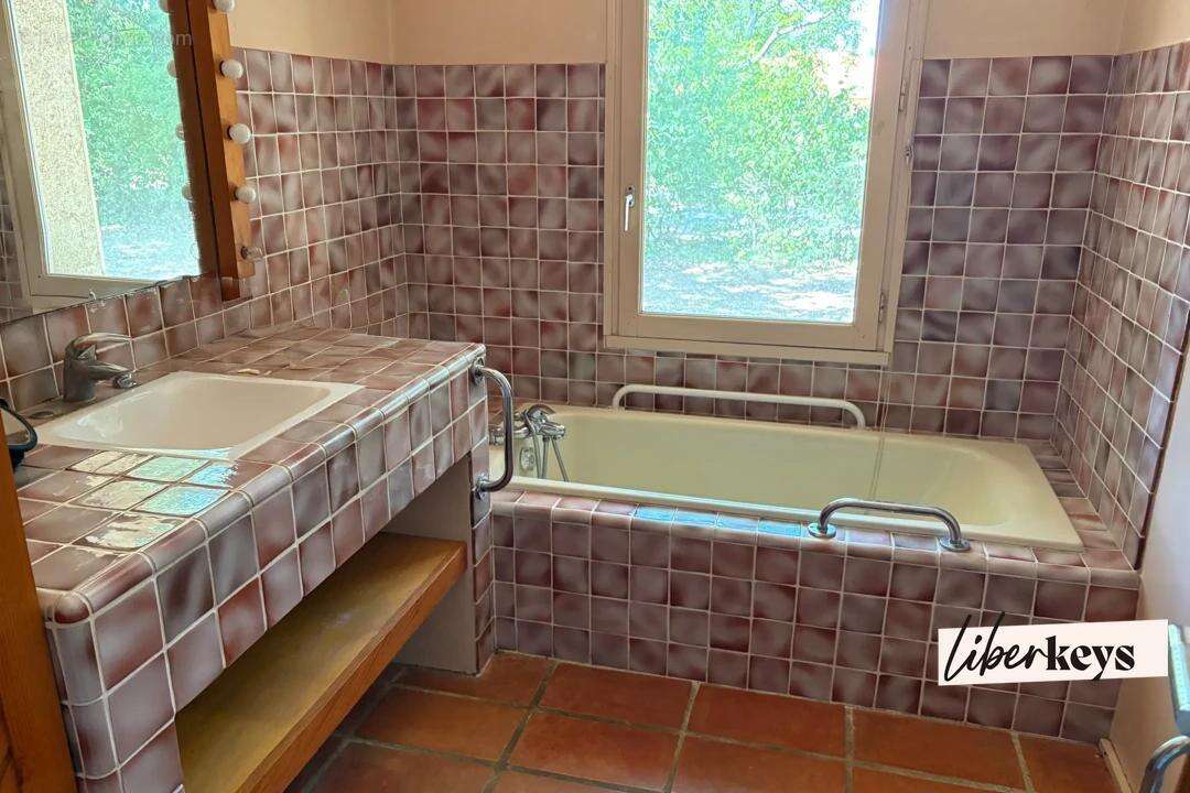 Belle maison familiale de 175 m² sur terrain arboré de 2 963 m² exposé plein sud - photo 5