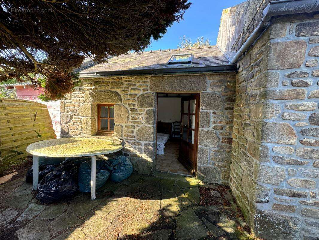 Maison à LAMPAUL-PLOUARZEL