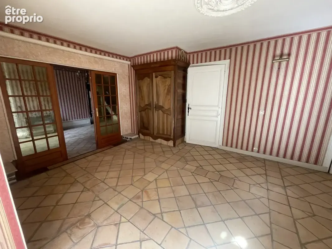 MAISON DE BOURG DE 160 M2 avec Cour et Garage. - photo 7
