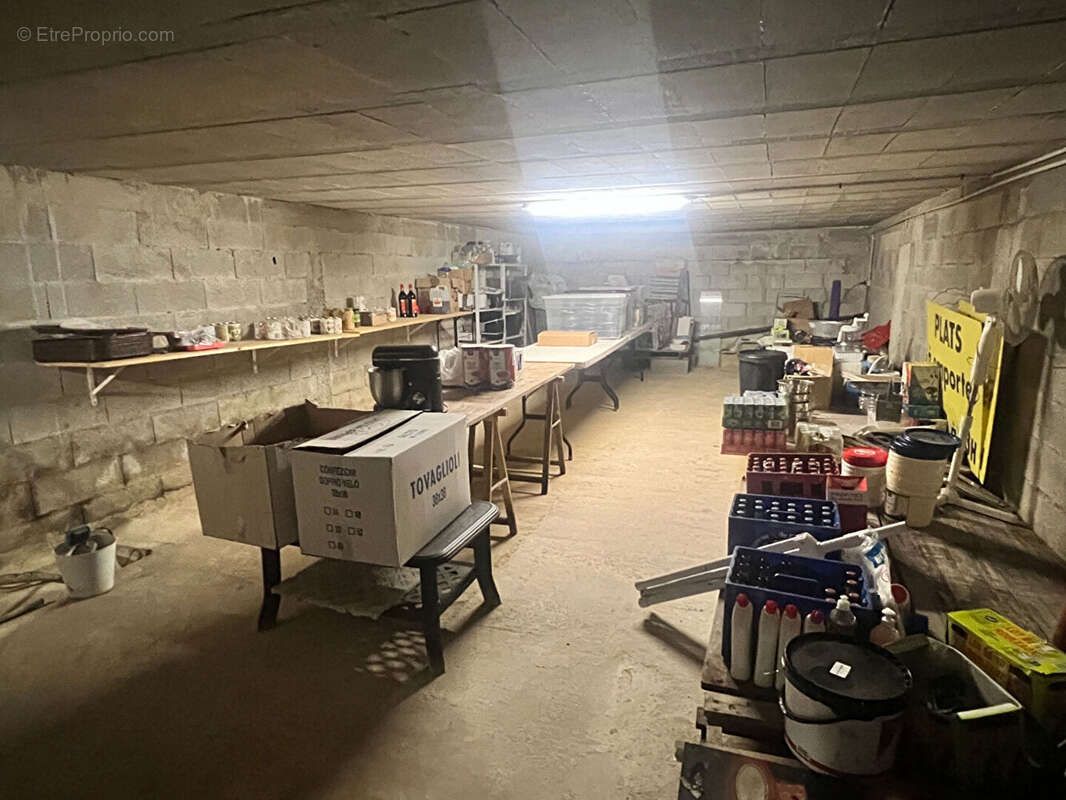 Commerce à LES MAGES