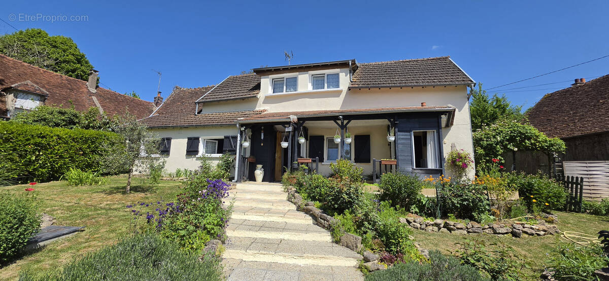 Maison à COLMERY