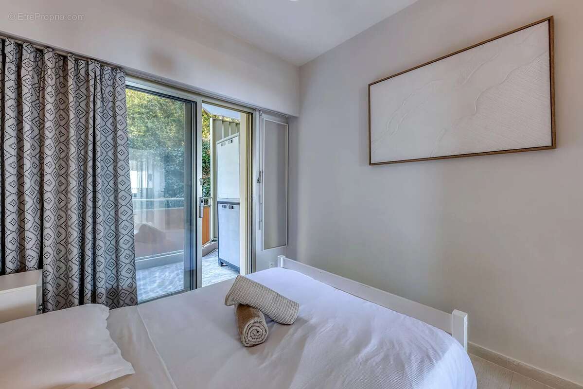 Golfe Juan - Appartement 3 pièces avec vue mer panoramique, garage et cave - photo 18