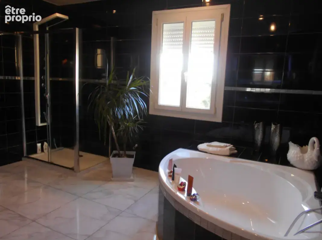 Maison r+1 t6 de 142m2 avec t2 36.5m2 piscine 7x3 parcelle 437m2 - photo 4