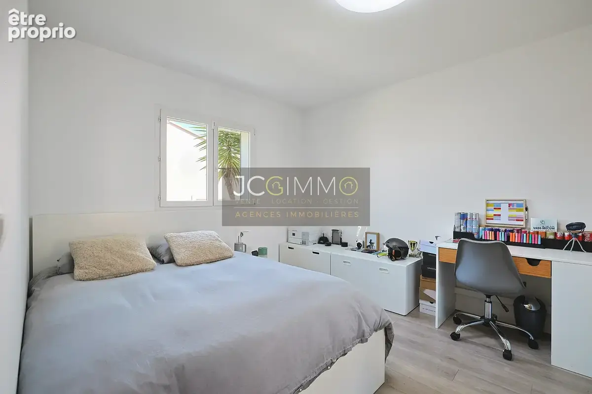 Villa de plain-pied + garage et piscine traditionnelle, bar, pool-house, et nombreuses annexes - photo 24