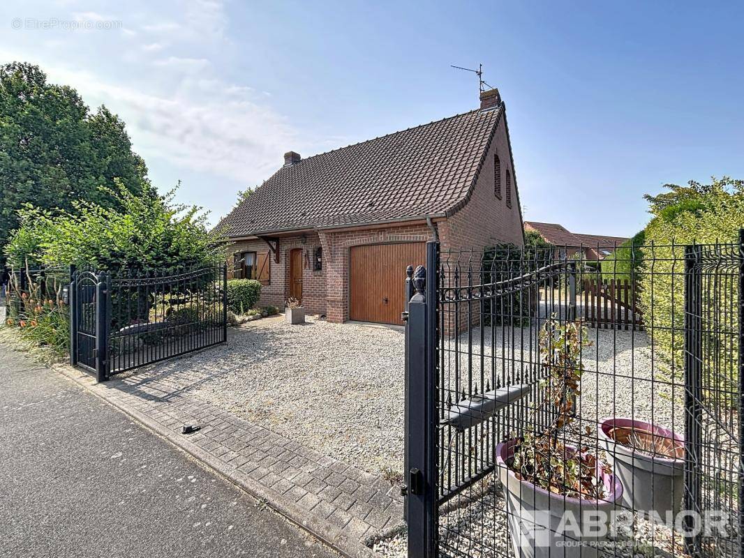 Maison individuelle en briques bâtie sur 697 m² - photo 1