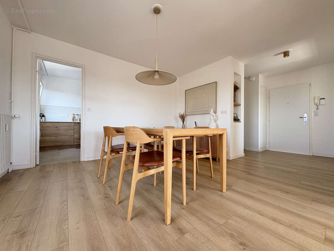 Appartement rénové en dernier étage avec ascenseur, terrasse & stationnement - photo 2