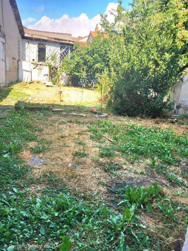 Maison de 232 m² avec dépendances, jardin clos et volumes rares – Randan (63) - photo 16