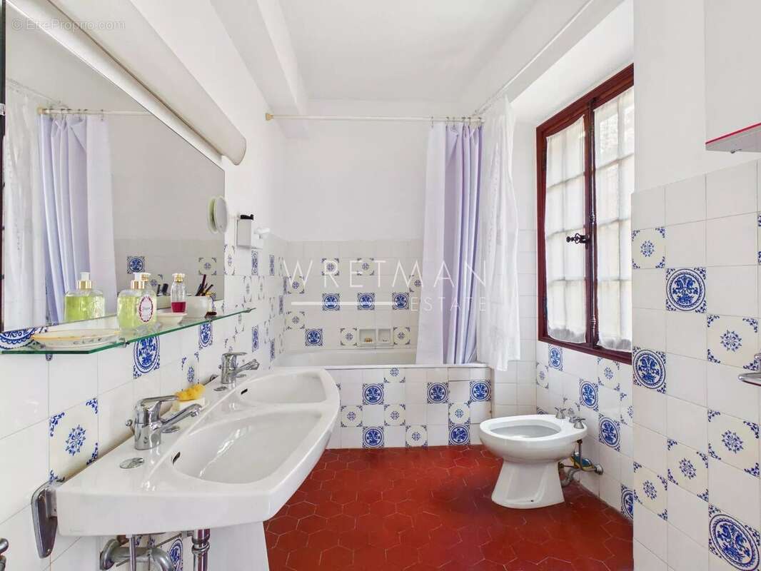 Maison à CHATEAUNEUF-GRASSE