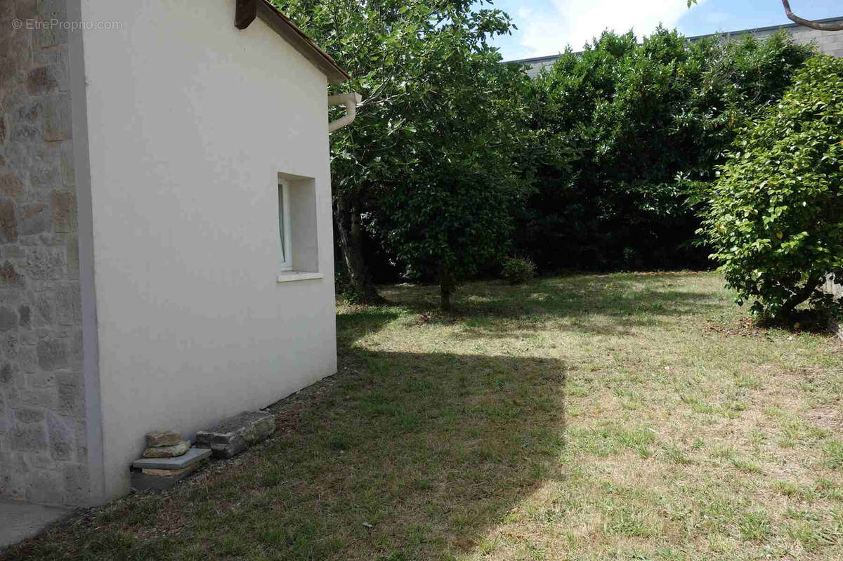 Maison en pierre rénovée à proximité de toutes les commodités - photo 2