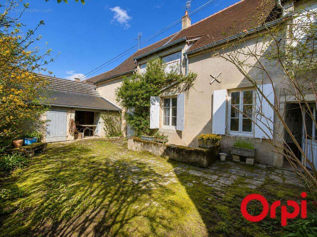  Charmante maison de village avec jardin et dépendances - photo 8