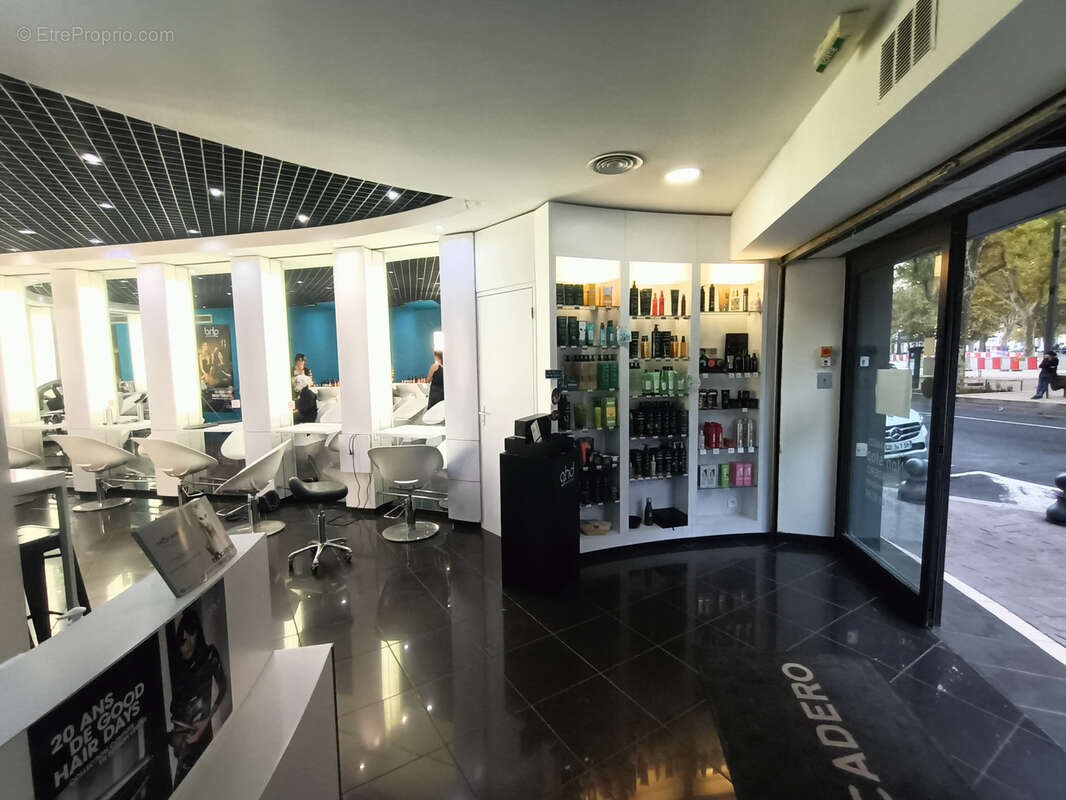 Emplacement  no1 pour ce salon de coiffure à Béziers, superbe opportunité - photo 2