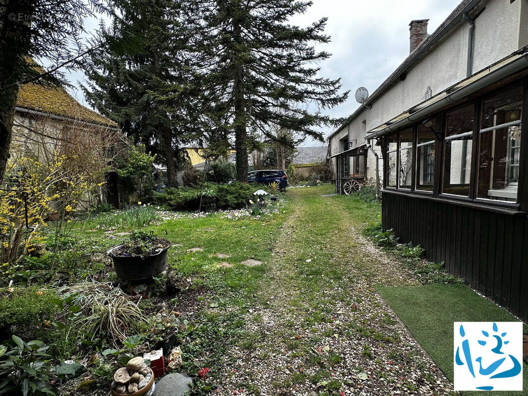 Maison 175 m² à La Celle-Saint-Cyr  - photo 3