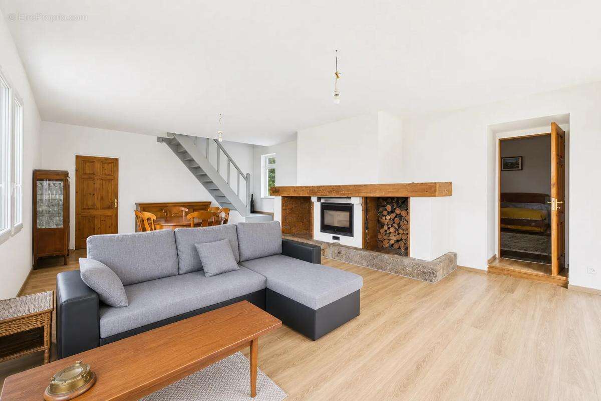 Maison à LA ROCHE-DERRIEN