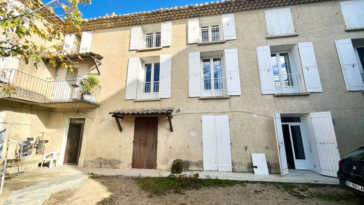 Appartement à ENTRAIGUES-SUR-LA-SORGUE