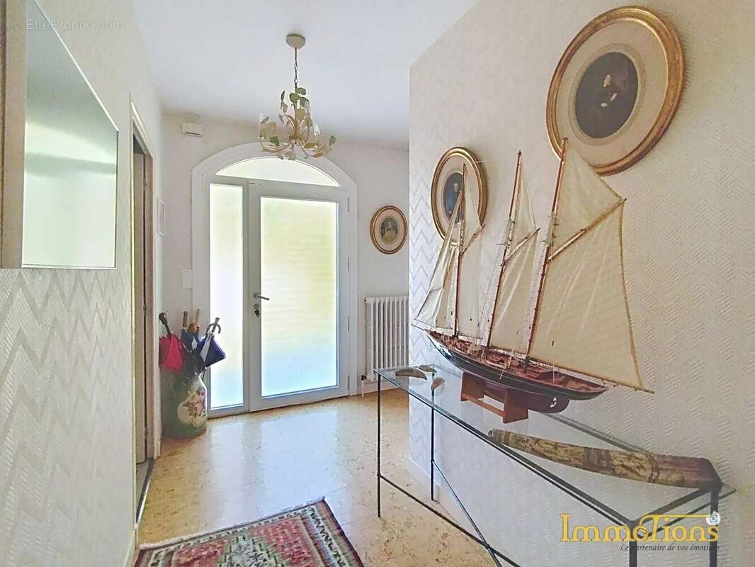 SAINT-MARCELLIN – Maison d’architecte de plus de 200 m², 6 chambres et piscine - photo 4