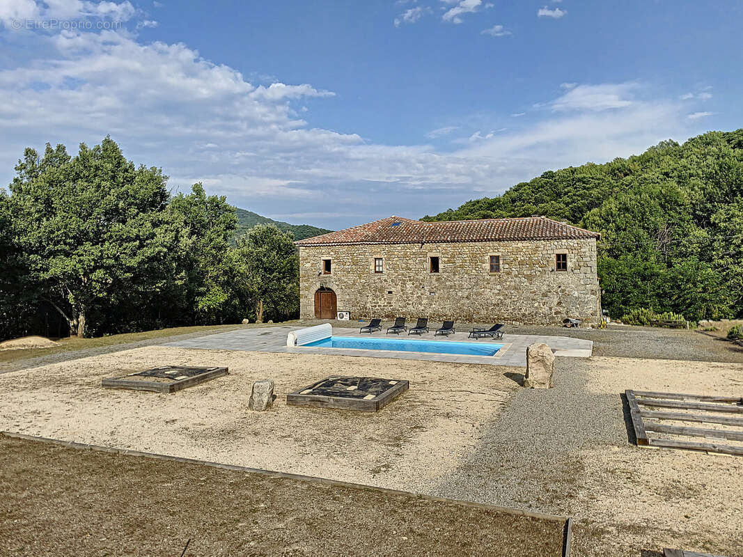 Une bastide du 16ème siècle rénovée de 260 m2 hab., aménagée en 2 logements et annexes, cour intérieure, pisci - photo 4